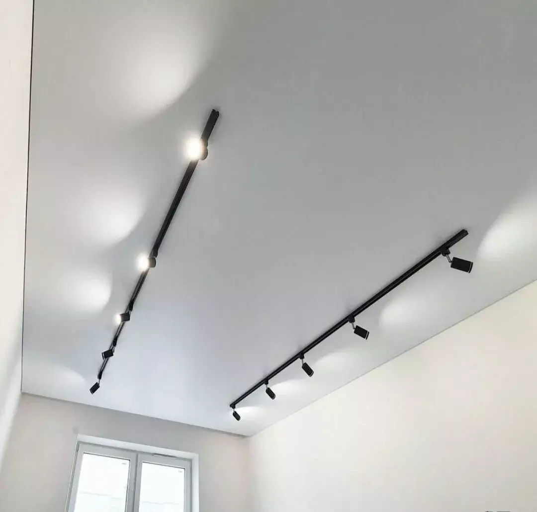 Натяжные потолки с трековыми светильниками Потолки Всем