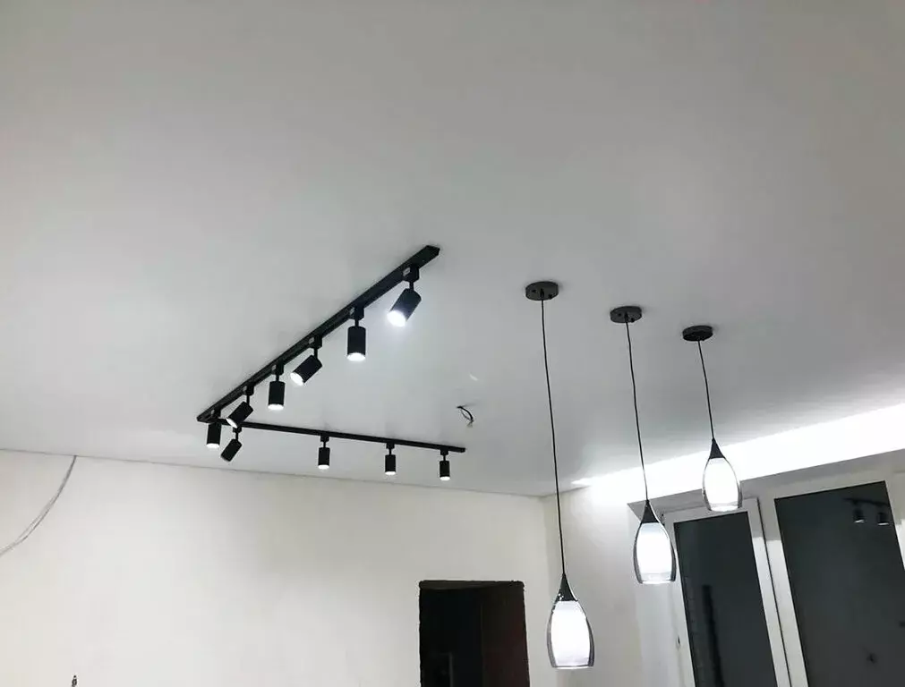 Натяжные потолки с трековыми светильниками Потолки Всем