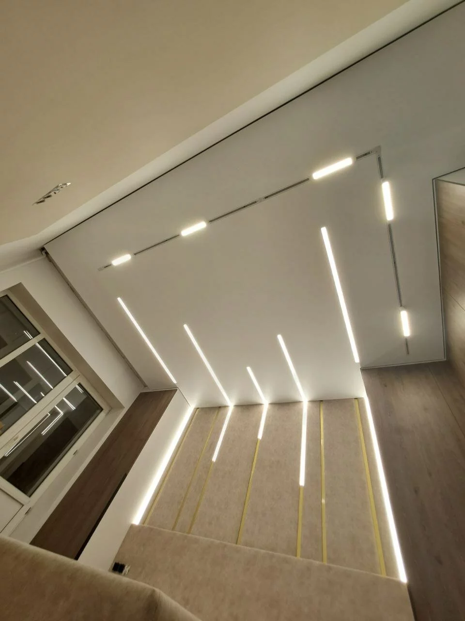 Натяжные потолки со световыми линиями Потолки Всем