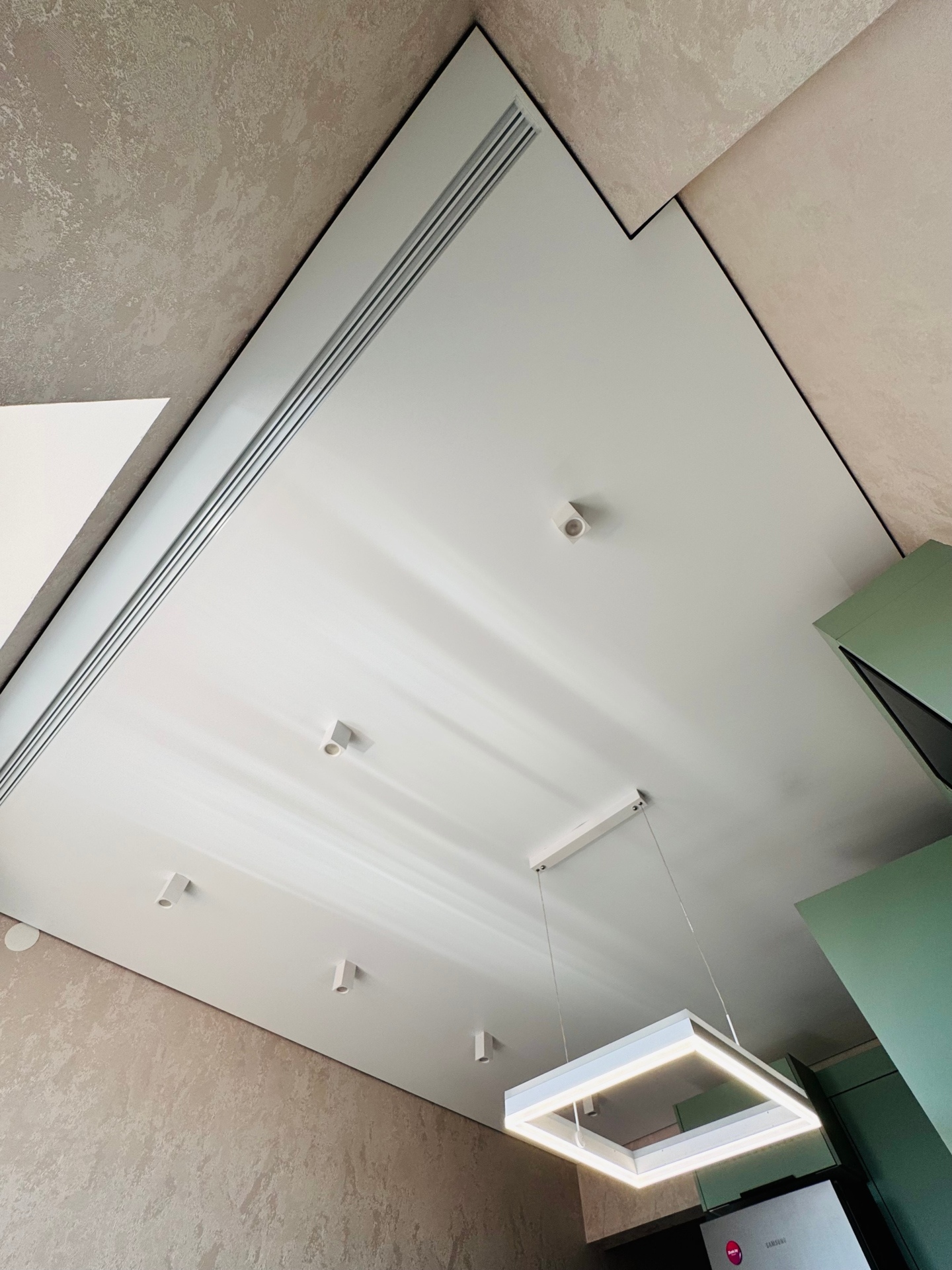 Натяжной потолок в Кудрово Potolki-Vsem