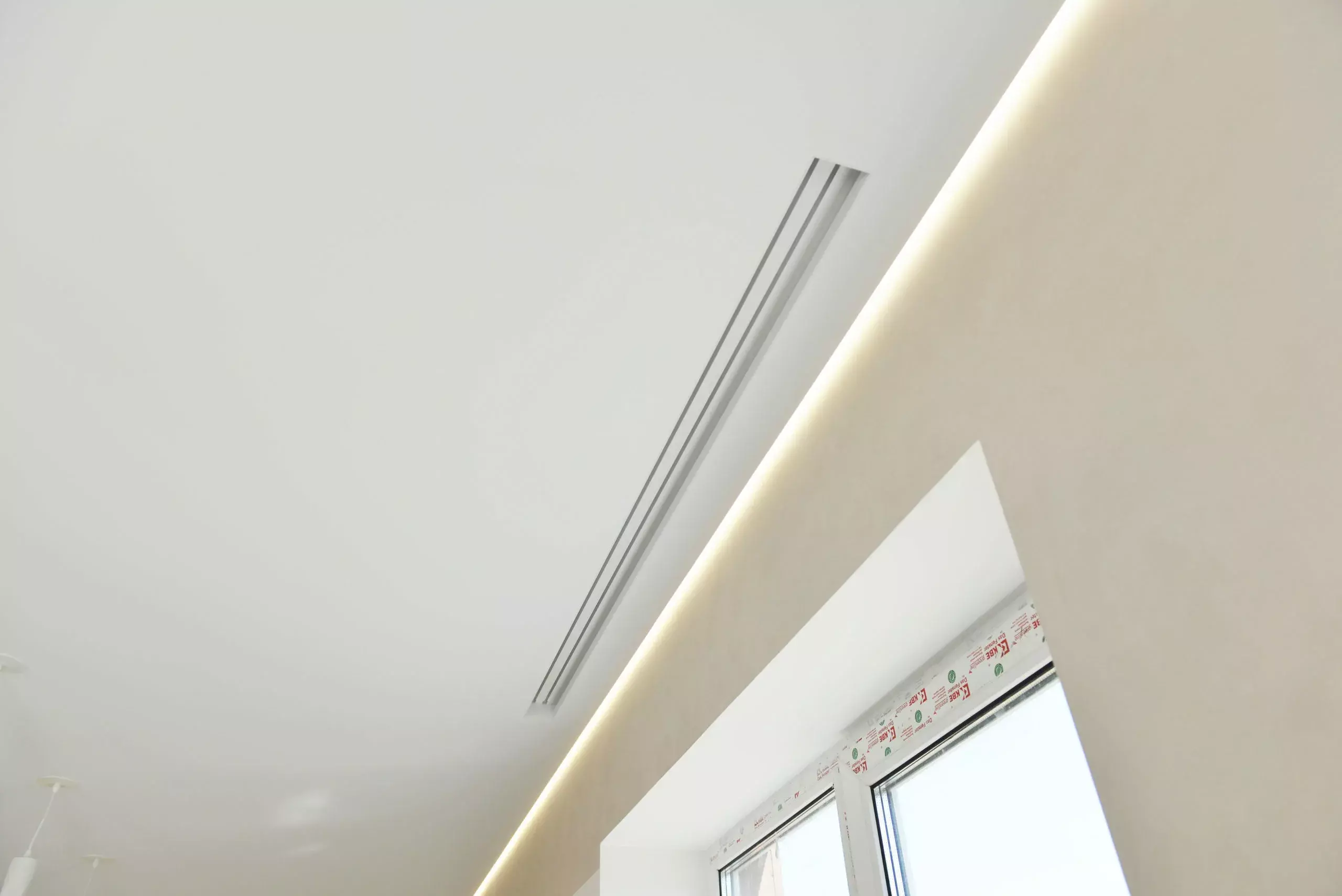 Скрытый (встроенный) карниз в натяжном потолке Потолки Всем