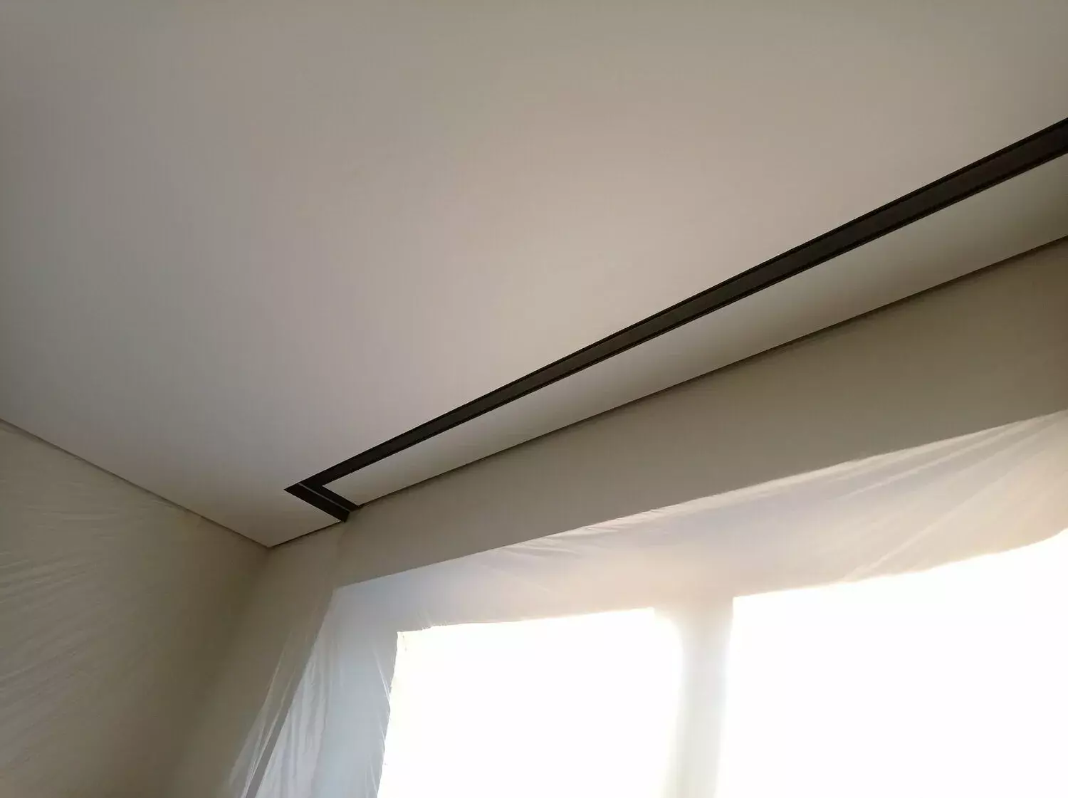 Скрытый (встроенный) карниз в натяжном потолке Потолки Всем