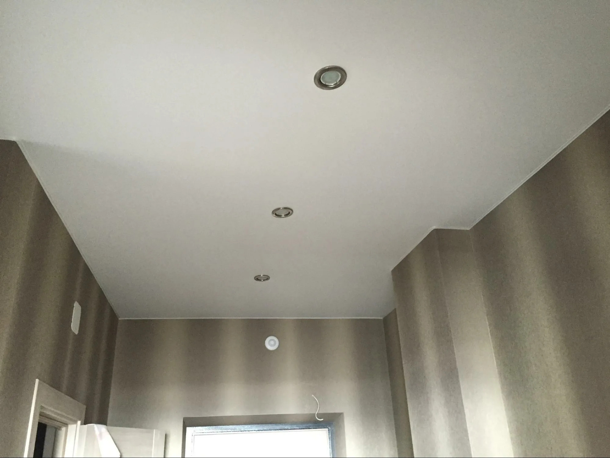 Одноуровневые натяжные потолки Потолки Всем